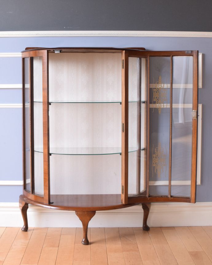 アンティークのキャビネット　アンティーク家具　英国輸入のアンティーク家具、ウォルナット材のガラスキャビネット。扉を開けた時も美しいハーフムーンキャビネットです。(q-800-f)