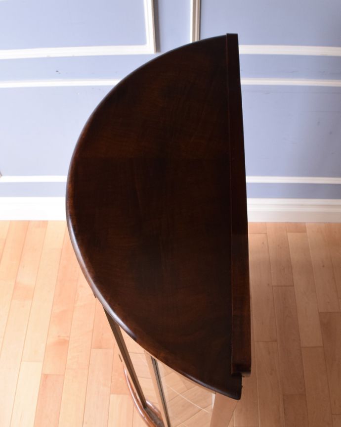 アンティークのキャビネット　アンティーク家具　英国輸入のアンティーク家具、ウォルナット材のガラスキャビネット。天板も木目がとってもキレイです。(q-800-f)