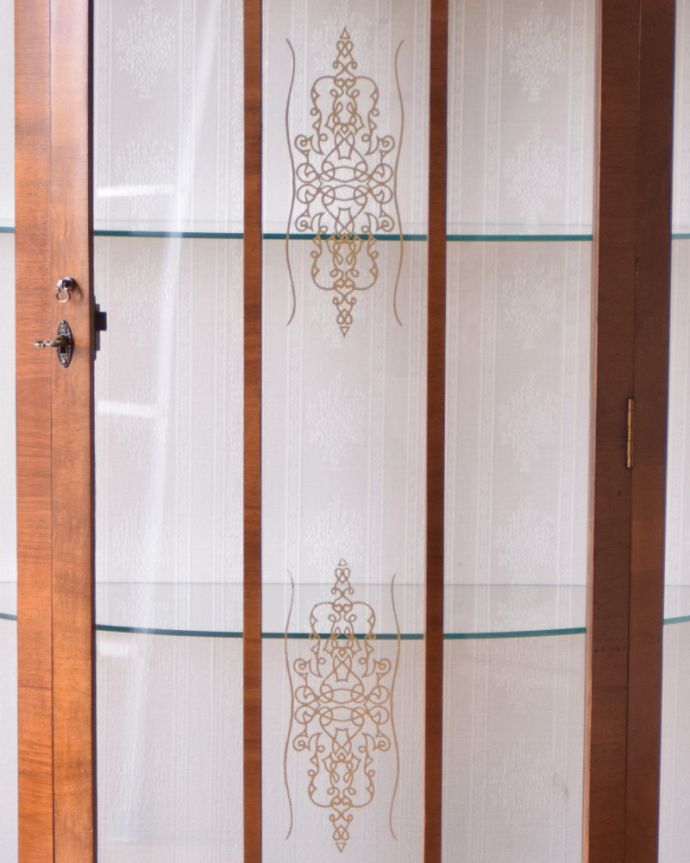 アンティークのキャビネット　アンティーク家具　英国輸入のアンティーク家具、ウォルナット材のガラスキャビネット。ガラス面にはゴールドのラインで美しい模様が描かれています。(q-800-f)