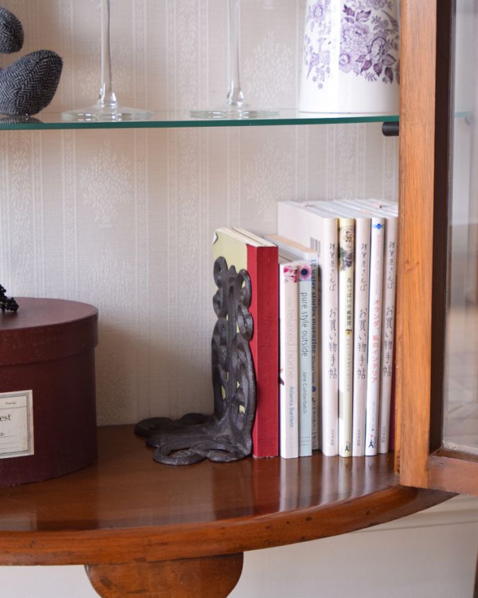 アンティークのキャビネット　アンティーク家具　英国輸入のアンティーク家具、ウォルナット材のガラスキャビネット。柄物の食器やお気に入りのアイテムが引き立つようなシンプルな生地になっています。(q-800-f)