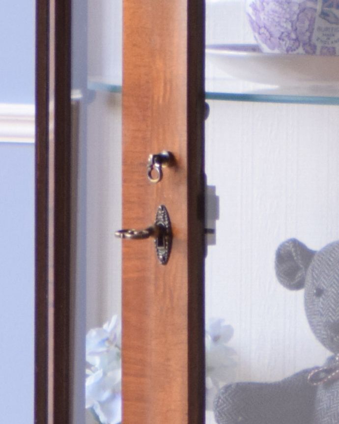 アンティークのキャビネット　アンティーク家具　英国輸入のアンティーク家具、ウォルナット材のガラスキャビネット。アンティークの風合いたっぷりの取っ手です。(q-800-f)