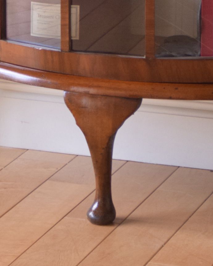 アンティークのキャビネット　アンティーク家具　英国輸入のアンティーク家具、ウォルナット材のガラスキャビネット。きちんと支えます。(q-800-f)