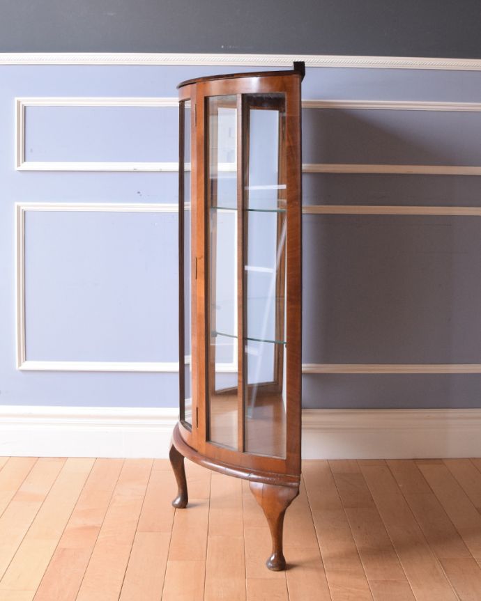 アンティークのキャビネット　アンティーク家具　英国輸入のアンティーク家具、ウォルナット材のガラスキャビネット。サイドもガラス貼りが涼しげでスッキリしています。(q-800-f)