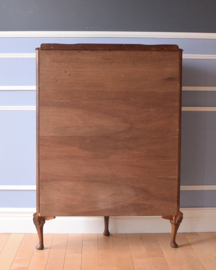 アンティークのキャビネット　アンティーク家具　英国輸入のアンティーク家具、ウォルナット材のガラスキャビネット。アンティークは新品ではないので、もちろん経年変化によるキズはありますが、専門の職人が目立たないようキレイにお直しをしているので、後姿までキレイです。(q-800-f)