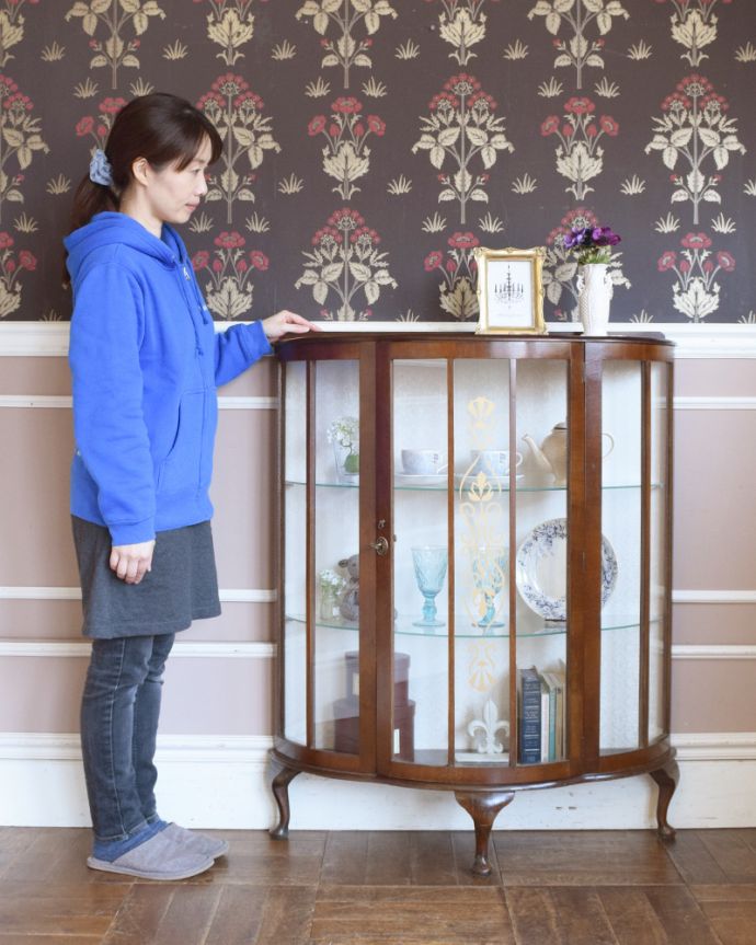 アンティークのキャビネット　アンティーク家具　180度から覗けるハーフムーン型のアンティークガラスキャビネット（飾り棚）。どんなものを飾っても、素敵に見えてしまうキャビネット。(q-801-f)