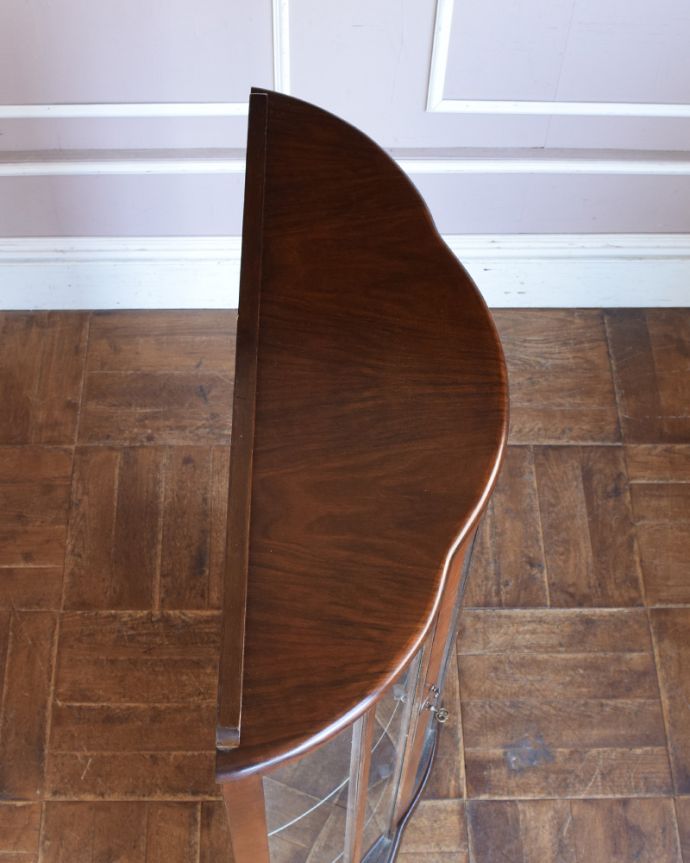 アンティークのキャビネット　アンティーク家具　180度から覗けるハーフムーン型のアンティークガラスキャビネット（飾り棚）。天板も木目がとってもキレイです。(q-801-f)