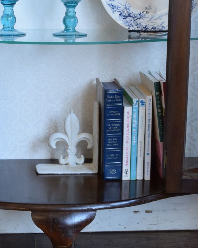 アンティークのキャビネット　アンティーク家具　180度から覗けるハーフムーン型のアンティークガラスキャビネット（飾り棚）。柄物の食器やお気に入りのアイテムが引き立つようなシンプルな生地になっています。(q-801-f)