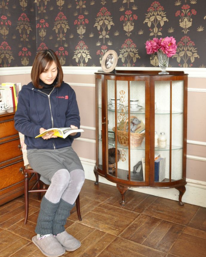 アンティークのキャビネット　アンティーク家具　180度から覗けるハーフムーン型のアンティークガラスキャビネット（飾り棚）。ダイニングでもリビングでも･･･このステキなキャビネットは、正直、場所を問わずどこに置いても似合う！ダイニングではカップボードとして、お気に入りの食器を飾りながら収納。(q-801-f)