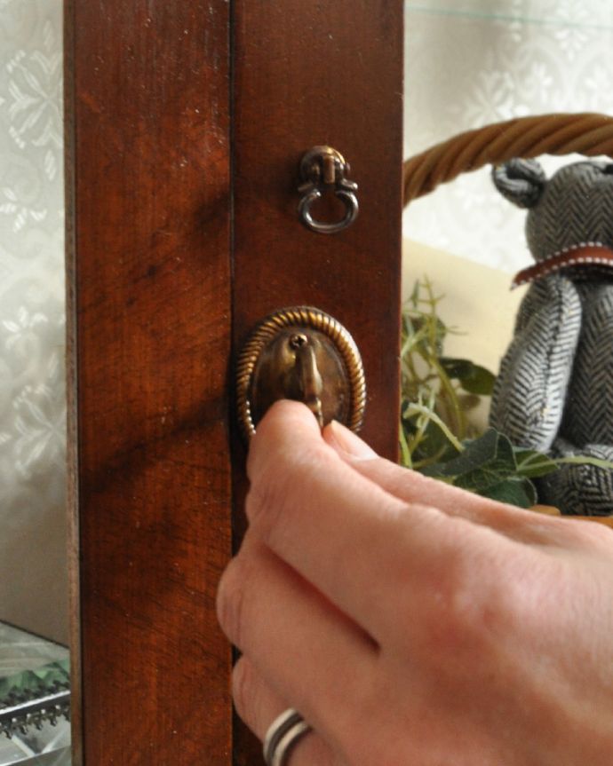 アンティークのキャビネット　アンティーク家具　180度から覗けるハーフムーン型のアンティークガラスキャビネット（飾り棚）。アンティークの風合いたっぷりの取っ手です。(q-801-f)