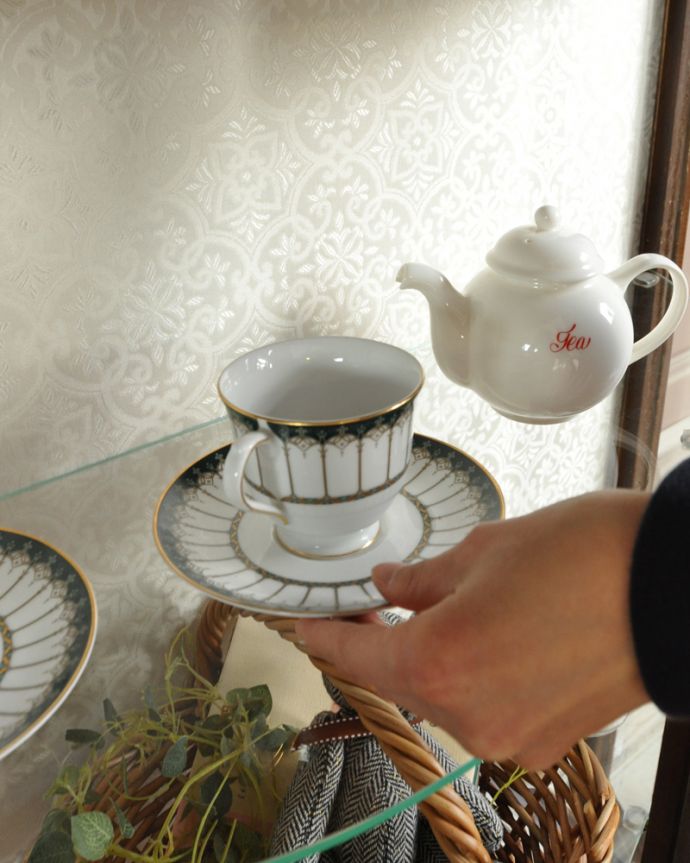 アンティークのキャビネット　アンティーク家具　180度から覗けるハーフムーン型のアンティークガラスキャビネット（飾り棚）。中にお客様用のカップ＆ソーサーや、めったに使わないけれど模様のステキなお皿を入れてみましょう。(q-801-f)