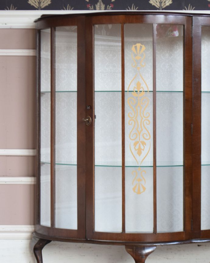アンティークのキャビネット　アンティーク家具　180度から覗けるハーフムーン型のアンティークガラスキャビネット（飾り棚）。リビングや寝室、玄関などで試してみてください。(q-801-f)