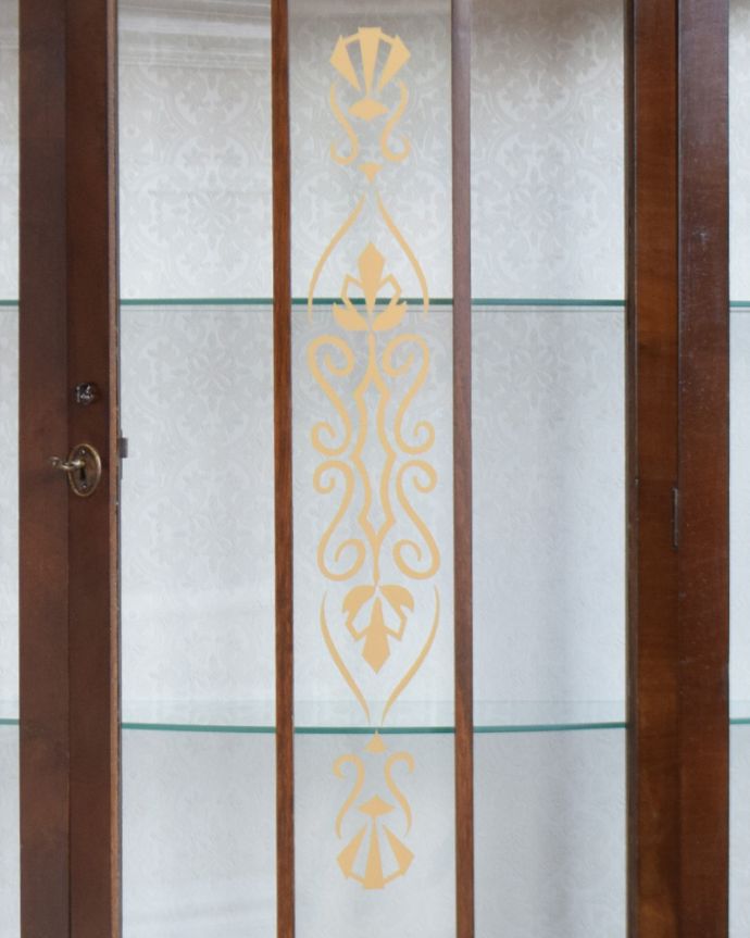 アンティークのキャビネット　アンティーク家具　180度から覗けるハーフムーン型のアンティークガラスキャビネット（飾り棚）。ガラスもアンティークならでは。(q-801-f)