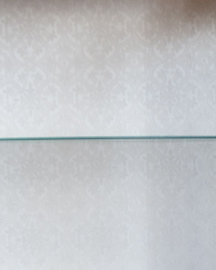 アンティークのキャビネット　アンティーク家具　180度から覗けるハーフムーン型のアンティークガラスキャビネット（飾り棚）。ガラスの棚板は可動です。(q-801-f)