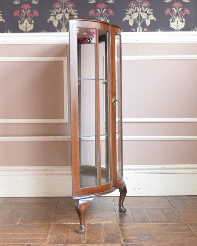 アンティークのキャビネット　アンティーク家具　180度から覗けるハーフムーン型のアンティークガラスキャビネット（飾り棚）。サイドもガラス貼りが涼しげでスッキリしています。(q-801-f)