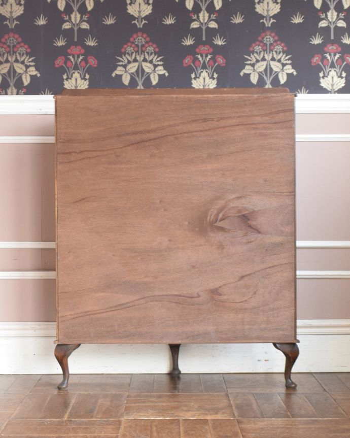 アンティークのキャビネット　アンティーク家具　180度から覗けるハーフムーン型のアンティークガラスキャビネット（飾り棚）。アンティークは新品ではないので、もちろん経年変化によるキズはありますが、専門の職人が目立たないようキレイにお直しをしているので、後姿までキレイです。(q-801-f)