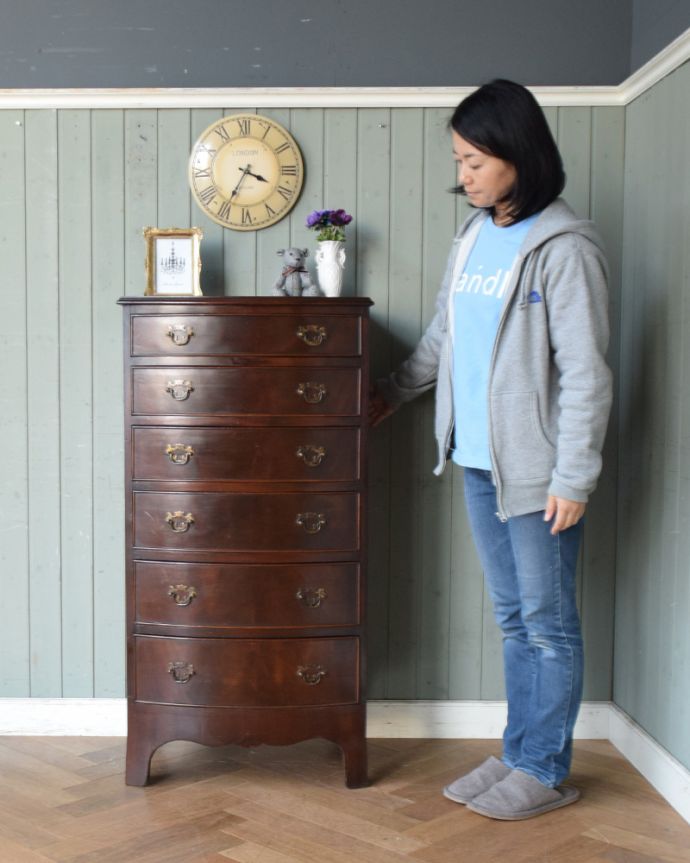 アンティークのチェスト　アンティーク家具　滑らかなマホガニーの木目が美しいアンティークのチェストオブドロワーズ。高級感があって女性らしい優しいシルエット。(q-802-f)