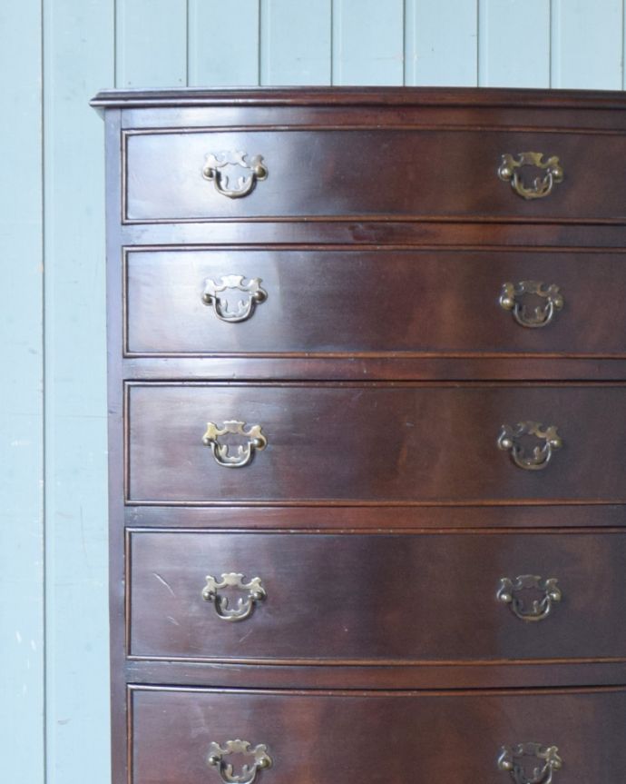 アンティークのチェスト　アンティーク家具　滑らかなマホガニーの木目が美しいアンティークのチェストオブドロワーズ。品のある色合いと木目です。(q-802-f)