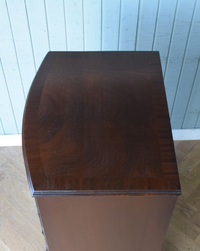 アンティークのチェスト　アンティーク家具　滑らかなマホガニーの木目が美しいアンティークのチェストオブドロワーズ。天板も木目がキレイです。(q-802-f)