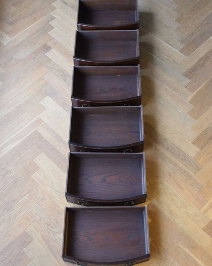 アンティークのチェスト　アンティーク家具　滑らかなマホガニーの木目が美しいアンティークのチェストオブドロワーズ。引き出しは６杯。(q-802-f)