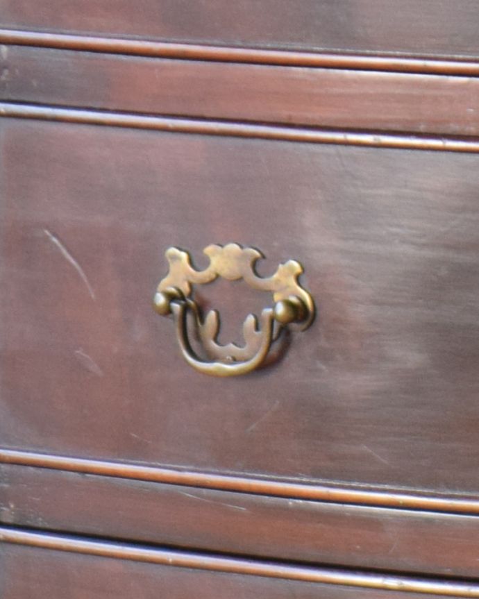 アンティークのチェスト　アンティーク家具　滑らかなマホガニーの木目が美しいアンティークのチェストオブドロワーズ。ハンドル形のオシャレな取っ手です。(q-802-f)