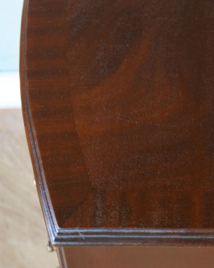 アンティークのチェスト　アンティーク家具　滑らかなマホガニーの木目が美しいアンティークのチェストオブドロワーズ。天板にもカッティングが施されていて、上品です。(q-802-f)