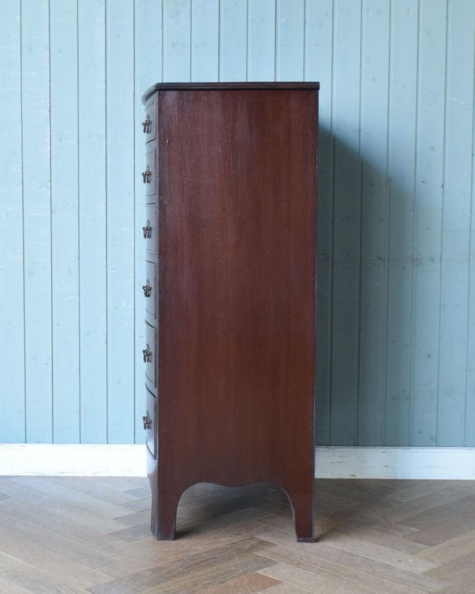 アンティークのチェスト　アンティーク家具　滑らかなマホガニーの木目が美しいアンティークのチェストオブドロワーズ。サイドから見ても絵になります。(q-802-f)