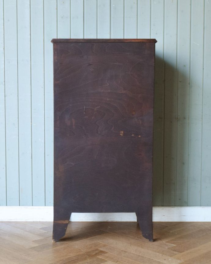 アンティークのチェスト　アンティーク家具　滑らかなマホガニーの木目が美しいアンティークのチェストオブドロワーズ。アンティークは新品ではないので、もちろん経年変化によるキズはありますが、専門の職人が目立たないようキレイにお直しをしているので、後姿までキレイです。(q-802-f)