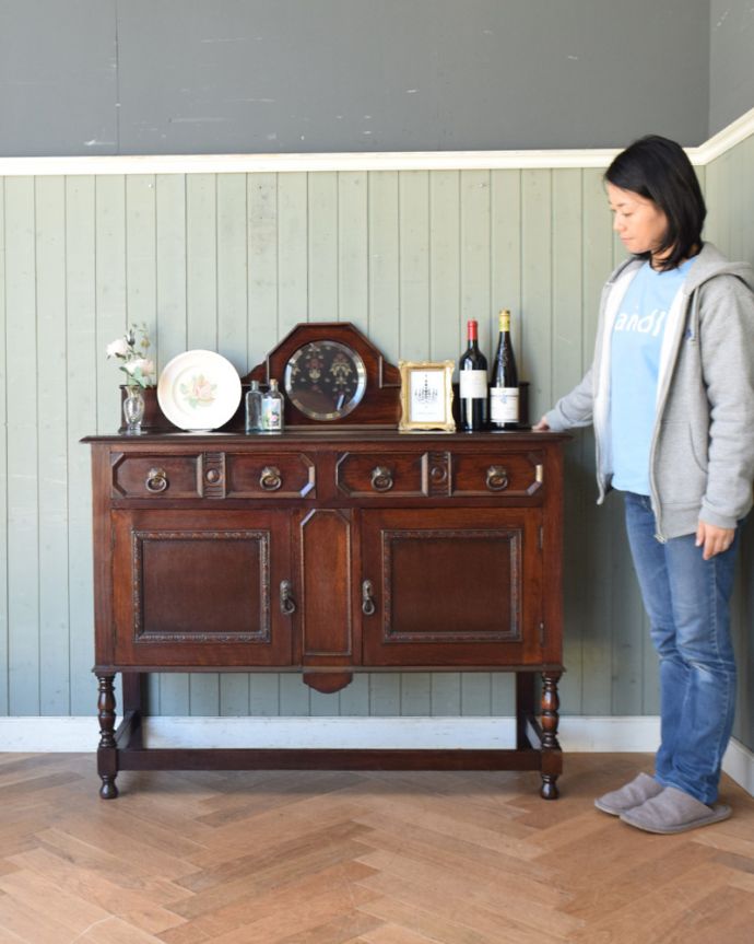 サイドボード アンティーク家具 英国ならではの便利なアンティーク家具、オーク材のミラーバックサイドボード。イギリスから届いたのは、和室にも似合うアンティーク。(q-803-f)
