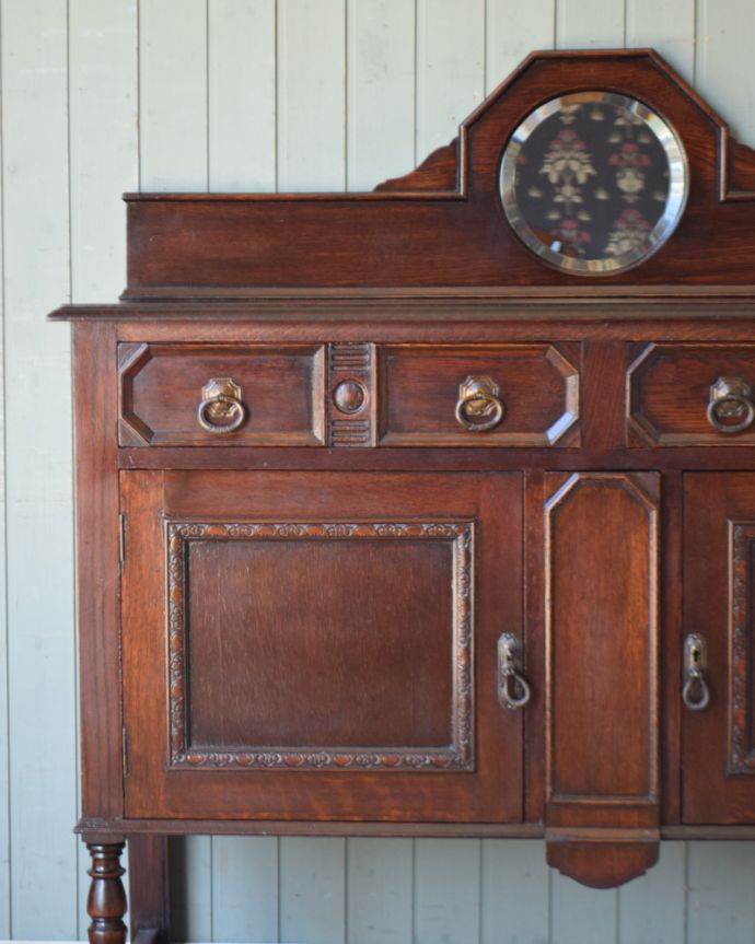 サイドボード アンティーク家具 英国ならではの便利なアンティーク家具、オーク材のミラーバックサイドボード。この上に乗せれば家電もお洒落に見える・・・リビングで電話などの置き場所として使っても最適です。(q-803-f)