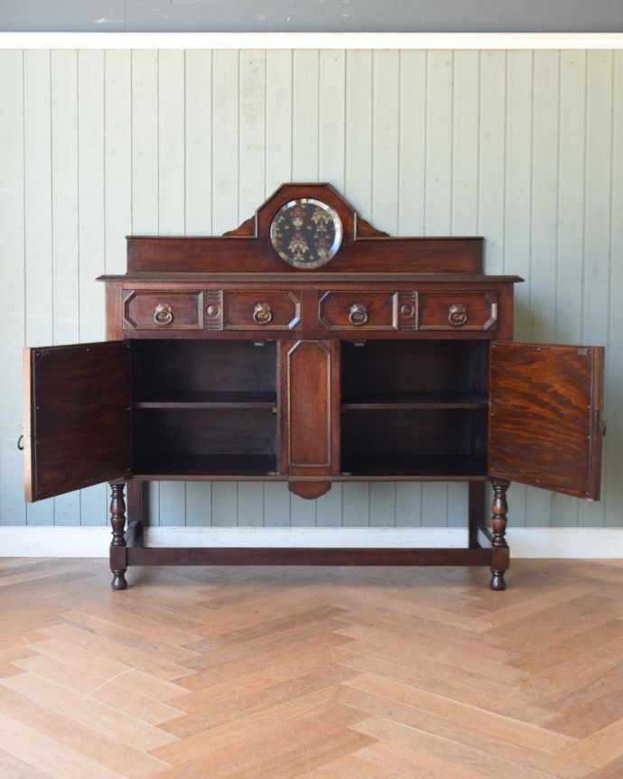 サイドボード アンティーク家具 英国ならではの便利なアンティーク家具、オーク材のミラーバックサイドボード。大容量の収納も嬉しい!扉の奥には見せたくないものを収納できます。(q-803-f)