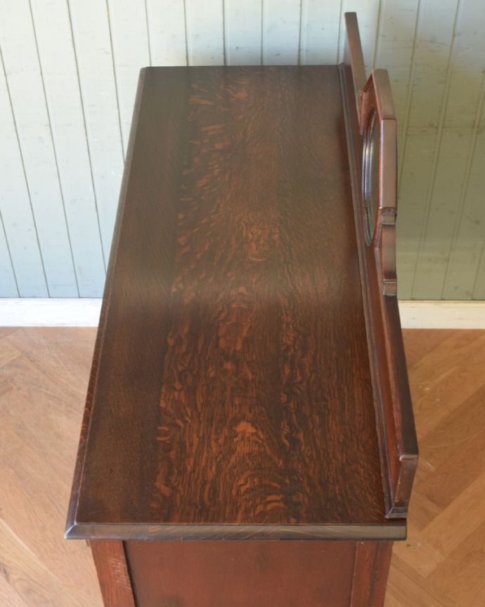 サイドボード アンティーク家具 英国ならではの便利なアンティーク家具、オーク材のミラーバックサイドボード。天板もピカピカにお直ししました。(q-803-f)