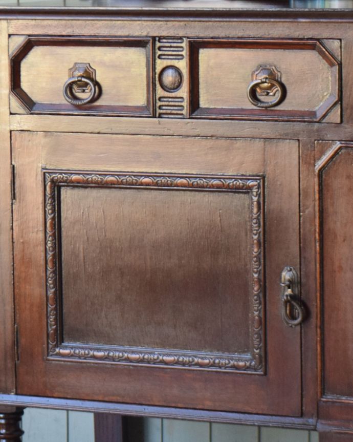 サイドボード アンティーク家具 英国ならではの便利なアンティーク家具、オーク材のミラーバックサイドボード。丁寧な装飾の数々・・・凹凸のある装飾が遠くから見ても存在感のあるキャビネットを演出してくれます。(q-803-f)
