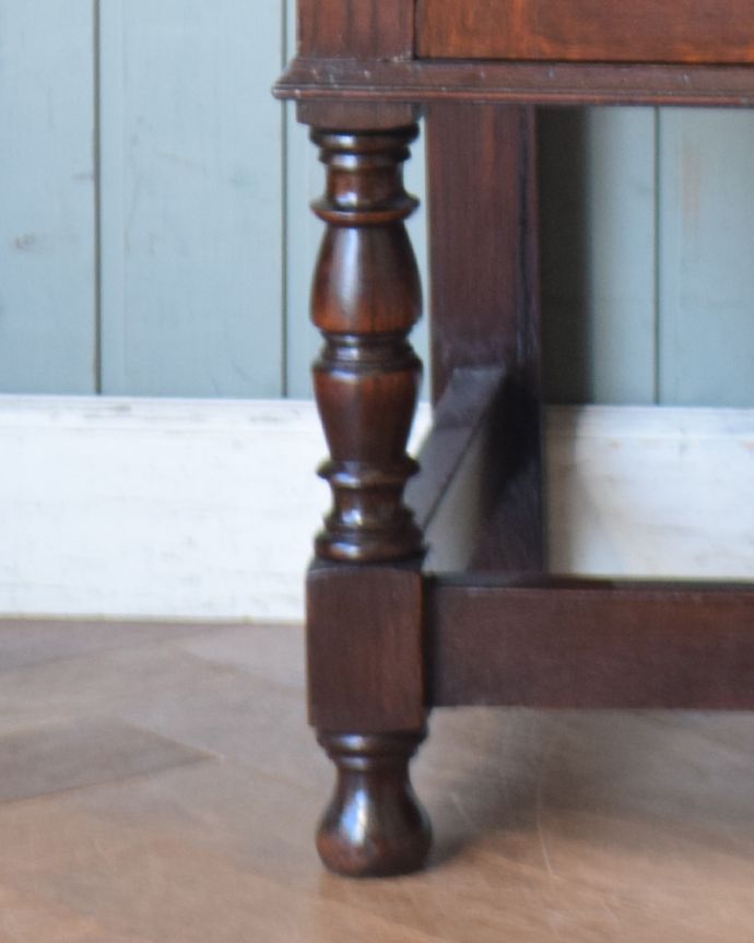 サイドボード アンティーク家具 英国ならではの便利なアンティーク家具、オーク材のミラーバックサイドボード。彫りが入った美しい脚。(q-803-f)