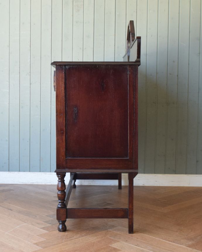 サイドボード アンティーク家具 英国ならではの便利なアンティーク家具、オーク材のミラーバックサイドボード。脚が長いのでスッキリしています。(q-803-f)