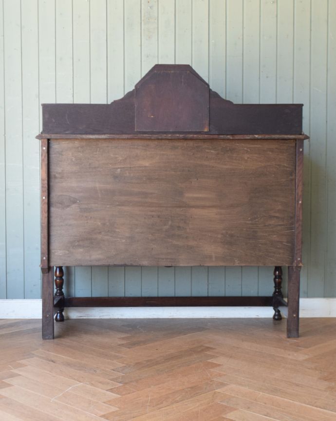 サイドボード アンティーク家具 英国ならではの便利なアンティーク家具、オーク材のミラーバックサイドボード。アンティークは新品ではないので、もちろん経年変化によるキズはありますが、専門の職人が目立たないようキレイにお直しをしているので、後姿までキレイです。(q-803-f)