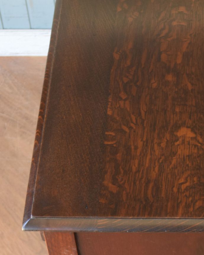 サイドボード アンティーク家具 英国ならではの便利なアンティーク家具、オーク材のミラーバックサイドボード。オーク材の木目もキレイ!きちんと修復しているので、届いたその日からお使いいただけます。(q-803-f)