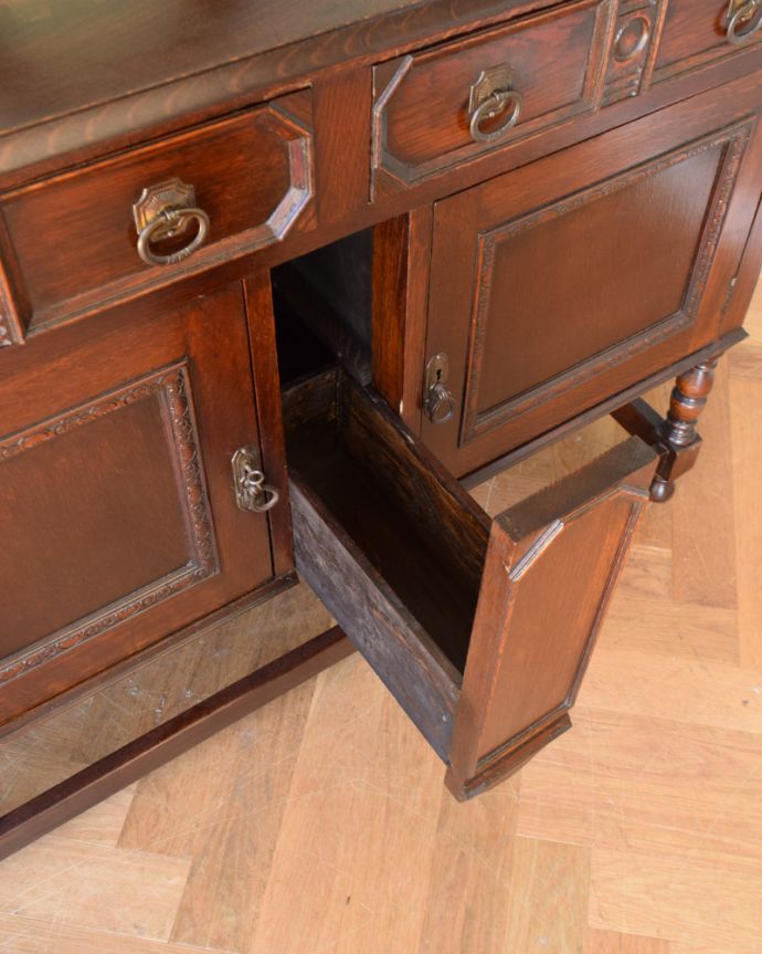 サイドボード アンティーク家具 英国ならではの便利なアンティーク家具、オーク材のミラーバックサイドボード。一見引き出しが付いている様には見えないけれど・・・扉と扉の真ん中には、隠し引き出し?が付いていました。(q-803-f)