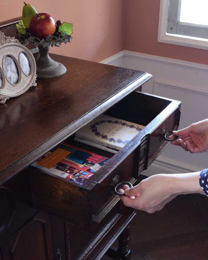 サイドボード アンティーク家具 英国ならではの便利なアンティーク家具、オーク材のミラーバックサイドボード。手を掛けるたび、ドキドキしちゃう。(q-803-f)