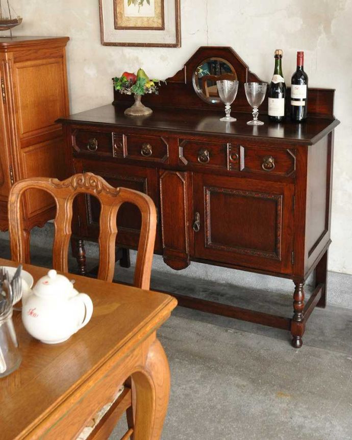 サイドボード アンティーク家具 英国ならではの便利なアンティーク家具、オーク材のミラーバックサイドボード。どんなお部屋でもエレガントな空間になってしまう事、間違いナシの存在感です。(q-803-f)