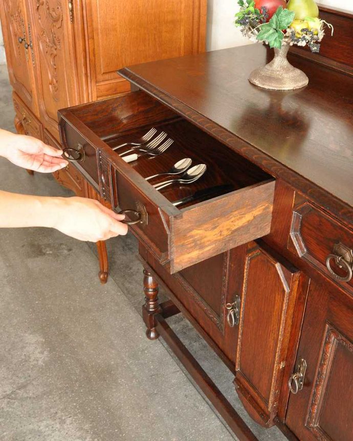 サイドボード アンティーク家具 英国ならではの便利なアンティーク家具、オーク材のミラーバックサイドボード。小物がたっぷり入る引き出しにはカトラリー類をしまってはいかがでしょう。(q-803-f)