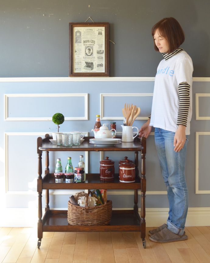 アンティークのワゴン・トローリー アンティーク家具 キレイな英国アンティークのトローリー、伸張式テーブル付きワゴン。コロコロ転がせば移動も楽チン!可愛いので毎日使いたくなります。(q-804-f)