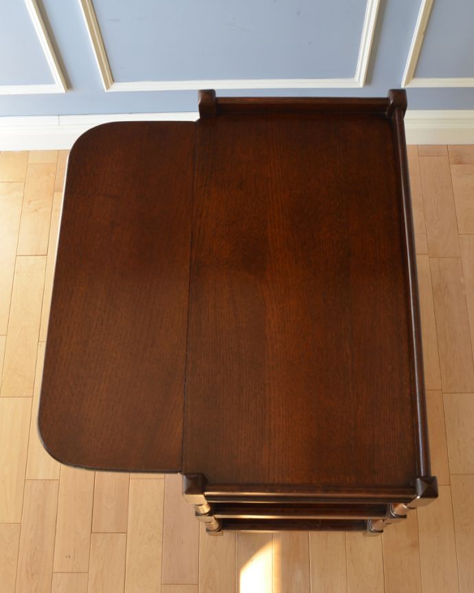 アンティークのワゴン・トローリー アンティーク家具 キレイな英国アンティークのトローリー、伸張式テーブル付きワゴン。天板もキレイに仕上げました。(q-804-f)