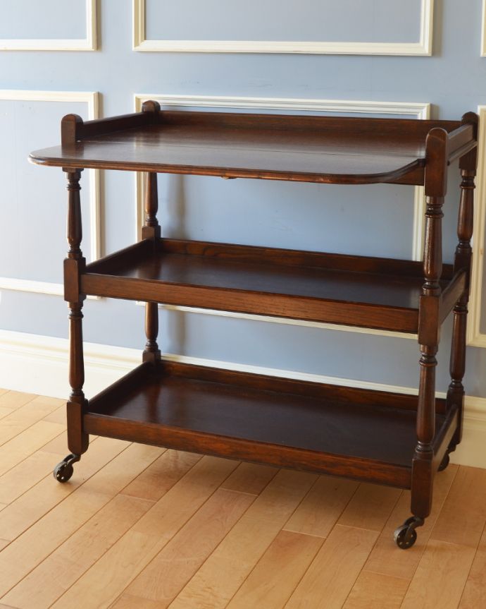 アンティークのワゴン・トローリー アンティーク家具 キレイな英国アンティークのトローリー、伸張式テーブル付きワゴン。3段になっているので収納力があります。(q-804-f)