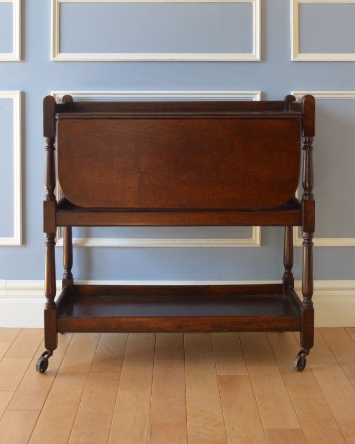 アンティークのワゴン・トローリー アンティーク家具 キレイな英国アンティークのトローリー、伸張式テーブル付きワゴン。天板を閉じるとこんなにコンパクトに使えます。(q-804-f)