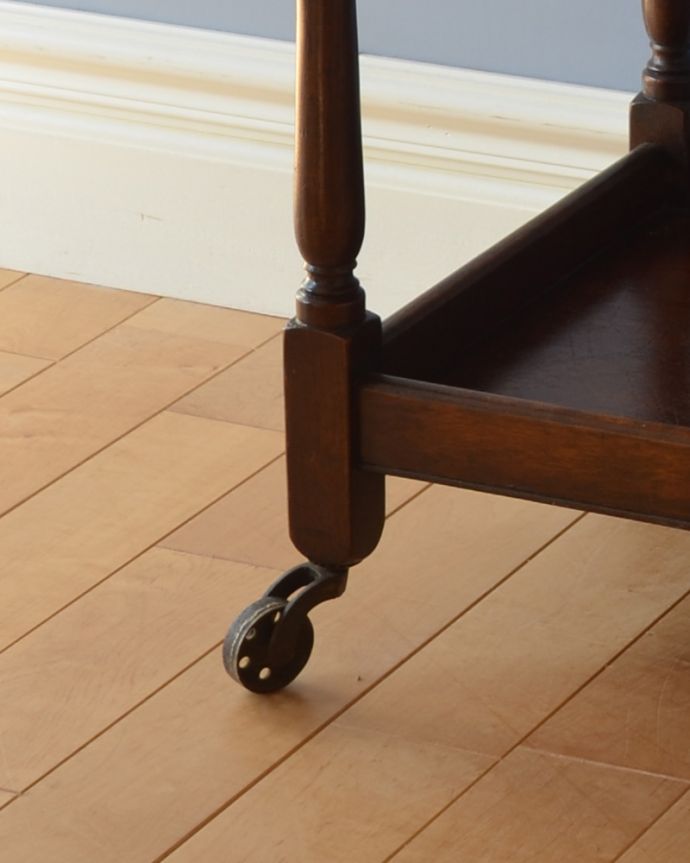 アンティークのワゴン・トローリー アンティーク家具 キレイな英国アンティークのトローリー、伸張式テーブル付きワゴン。きちんと調整したので、新しいものと比べるとスムーズではありませんが、ちゃんと動きます。(q-804-f)