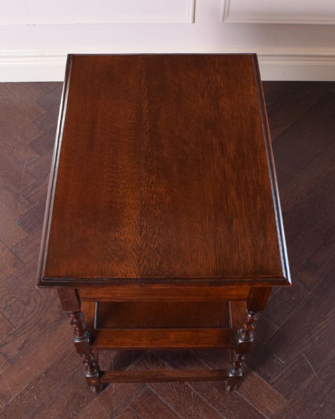 ロイドテーブル　アンティーク家具　美しいアンティーク家具、イギリスから届いたオケージョナルテーブル。上から見ると、天板はこんな感じ。(q-805-f-1)