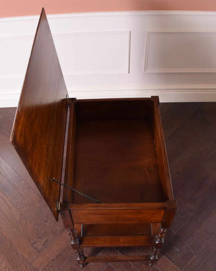 ロイドテーブル　アンティーク家具　美しいアンティーク家具、イギリスから届いたオケージョナルテーブル。中もキレイに修復してありますので、いろんなものを収納して下さい。(q-805-f-1)