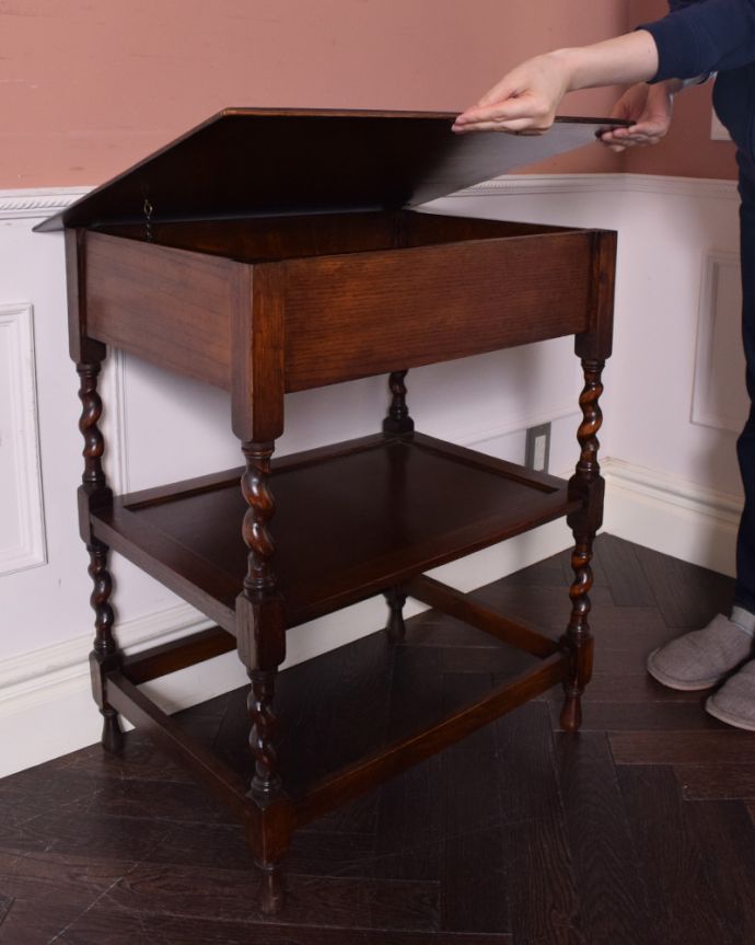 ロイドテーブル　アンティーク家具　美しいアンティーク家具、イギリスから届いたオケージョナルテーブル。天板が開く珍しいデザインです。(q-805-f-1)