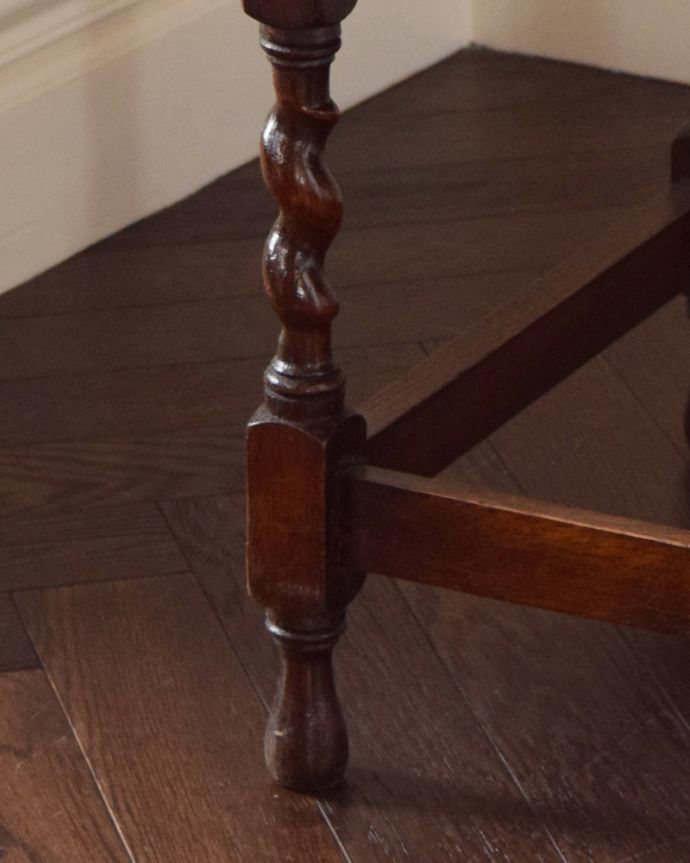 ロイドテーブル　アンティーク家具　美しいアンティーク家具、イギリスから届いたオケージョナルテーブル。桟が付いているので、バランスよく安定しています。(q-805-f-1)