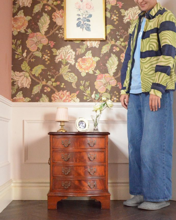 アンティークのチェスト　アンティーク家具　マホガニー材のベッドサイドチェスト、小さいサイズのアンティーク家具。高級感があって女性らしい優しいシルエット。(q-807-f)